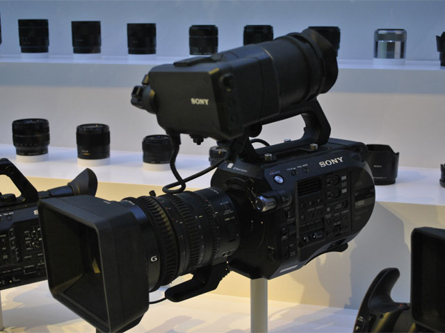 Newsline Report - Tecnologa - CES 2017: Sony est exhibiendo su nueva videocmara FS7 II