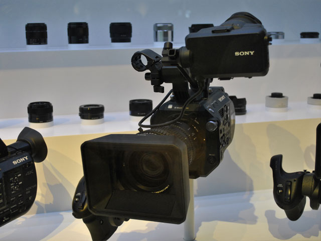 Newsline Report - Tecnologa - CES 2017: Sony est exhibiendo su nueva videocmara FS7 II