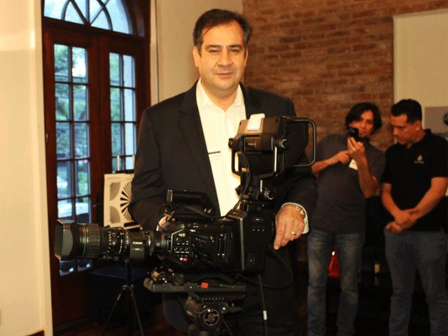 Newsline Report - Tecnologa - Simplemente present la cmara Ursa Broadcast de Blackmagic