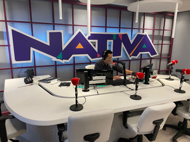 Equipa Radio Nativa su estudio principal con el mezclador digital AEQ Forum Ip SPLIT