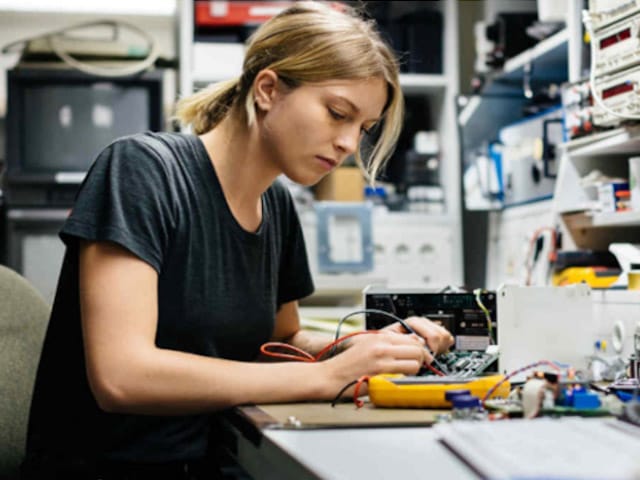 Hispasat convoca en su octava edicin la beca para mujeres ingenieras