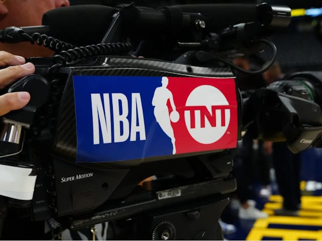 Warner Bros. Discovery prepara oferta por los derechos de la NBA