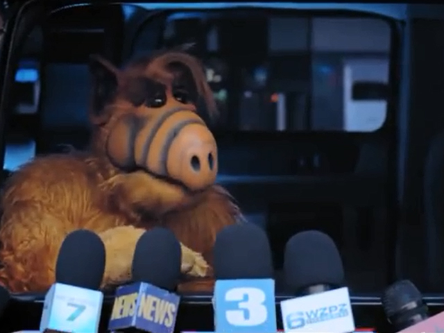 Newsline Report - Plataformas - Alf regresa como fan de DirecTV