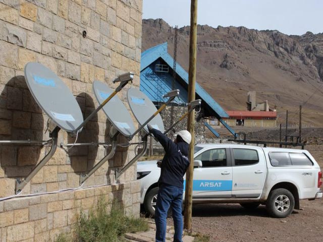 ARSAT instala nuevos accesos de Internet satelital de banda ancha