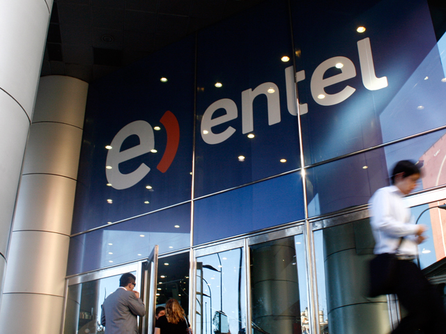 Newsline Report - Negocios - Entel despliega fibra ptica en varias comunas de la capital chilena