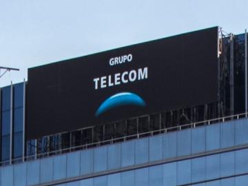 Telecom absorbi a tres compaas